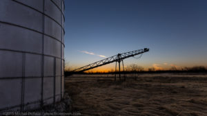 Emplieur à couché de soleil - Manure stacking a sunset