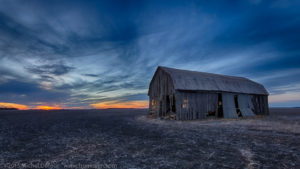 Nuages caressant la grange - Clouds caressing the barn 