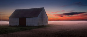 En me rendant au travail, le temps était brumeux. J'ai donc fait un petit détour pour aller photographier cette grange. Driving at work one morning, I saw that the weather was excellent for a foggy picture ! I made a little detour to get to that barn and photographed it.