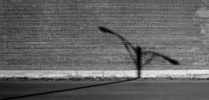 Les mains contre le mur